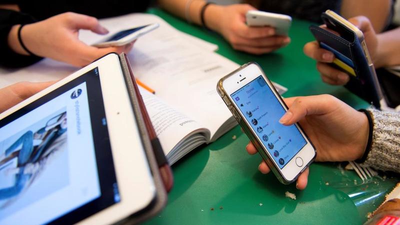 تصفح مواقع التواصل الإجتماعي