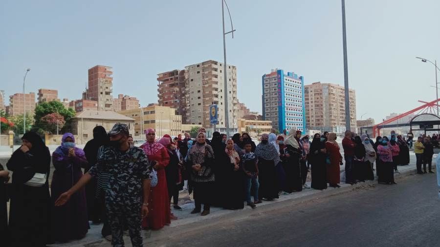 تجمع أولياء الأمور أمام المدارس