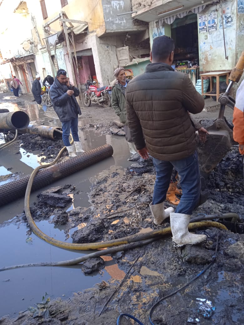 انهاء ازمة كسر ماسورة مياة بكفر سعد 