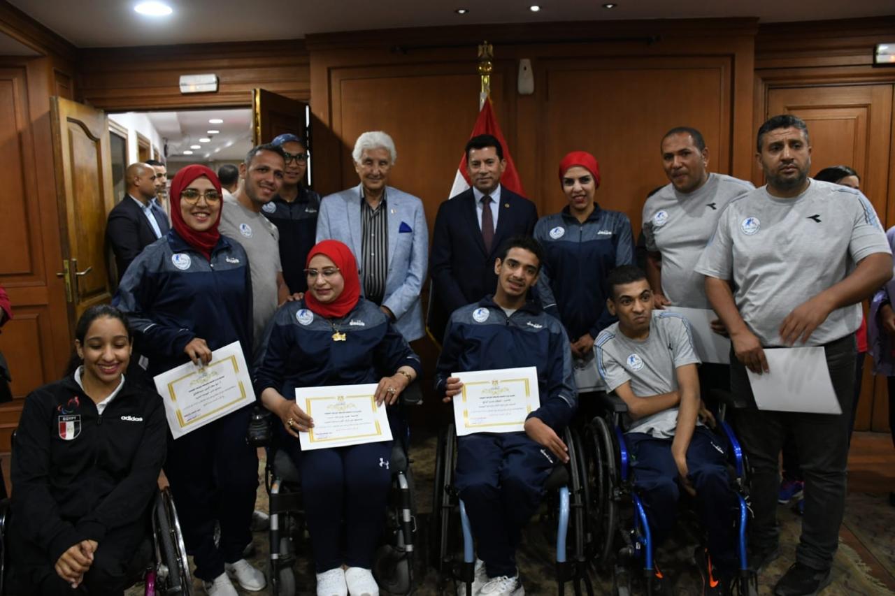 وزير الرياضة يكرم الابطال البارالمبيين