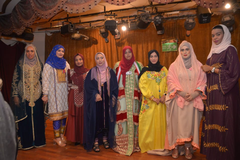 عرض أزياء احتفالا بيوم المرأة العمانية