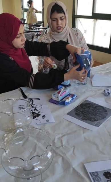 ورشة عمل حرفية بعنوان "الرسم علي الزجاج" في أبو حماد بالشرقية