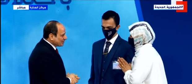 الرئيس السيسي مع عبدالرحمن ووالدته