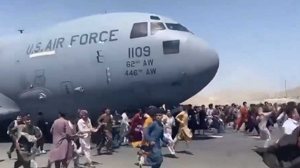 الفوضي تضرب مطار كابل 