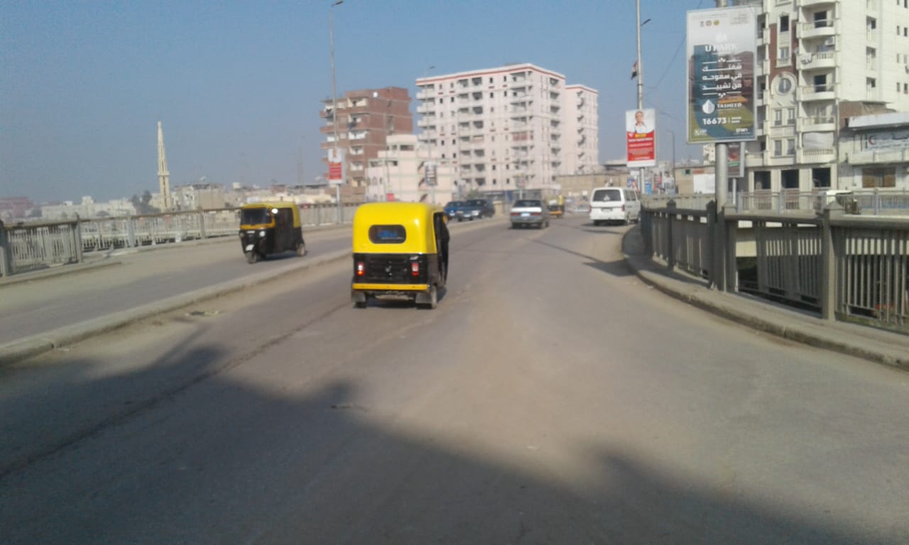 انتظام حركة المرور في الطرق والمحاور الرئيسية بالبحيرة