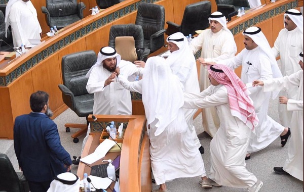 اشتباكات داخل مجلس الأمة الكويتي 