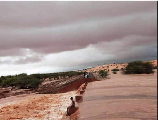 السيول تحاصر طفل