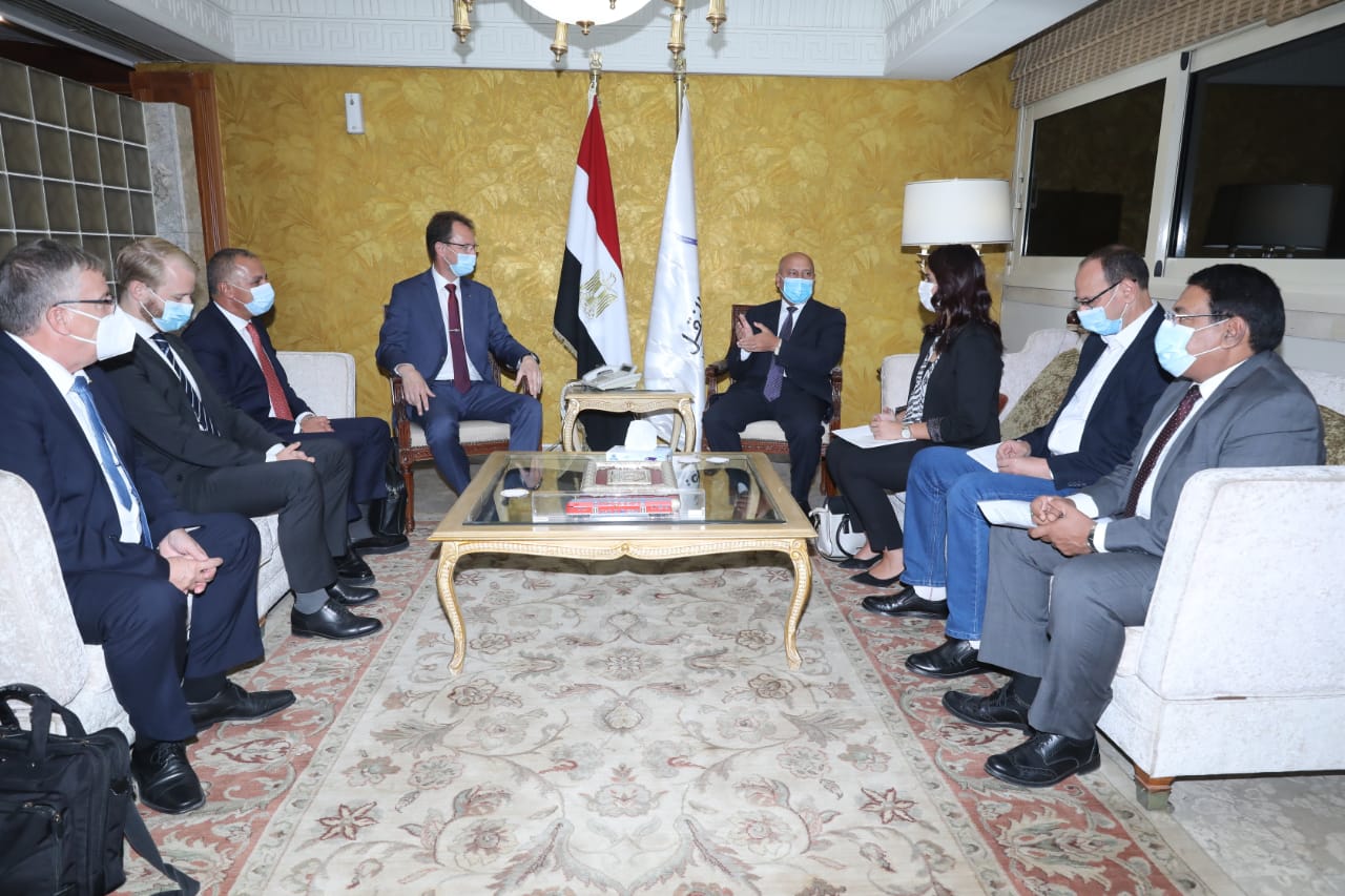 وزير النقل يلتقي وفد سكك حديد