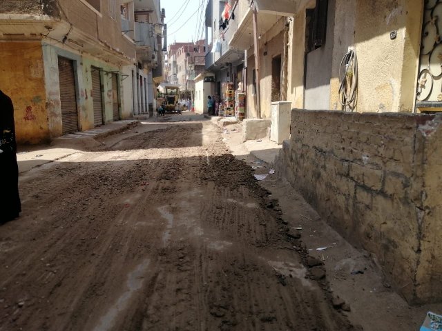 الأجهزة التنفيذية بالشرقية تشن حملة نظافة وتسوية لشوارع قرية المنير بمشتول السوق