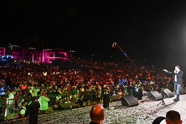 وائل جسار يشعل ختام مهرجان رأس الحكمة ويبكي مع أغنية