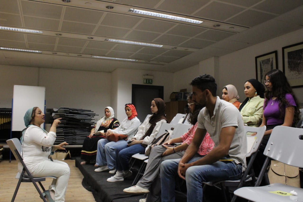 الخط بين التشكيل والدراما - أزياء مسرحية