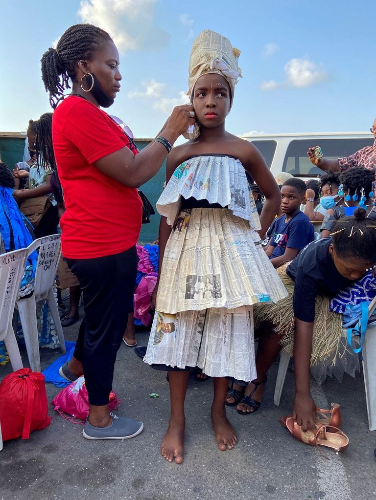 عرض أزياء من القمامة