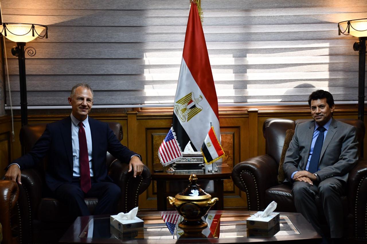 وزير الرياضة خلال استقباله سفير أمريكا بالقاهرة