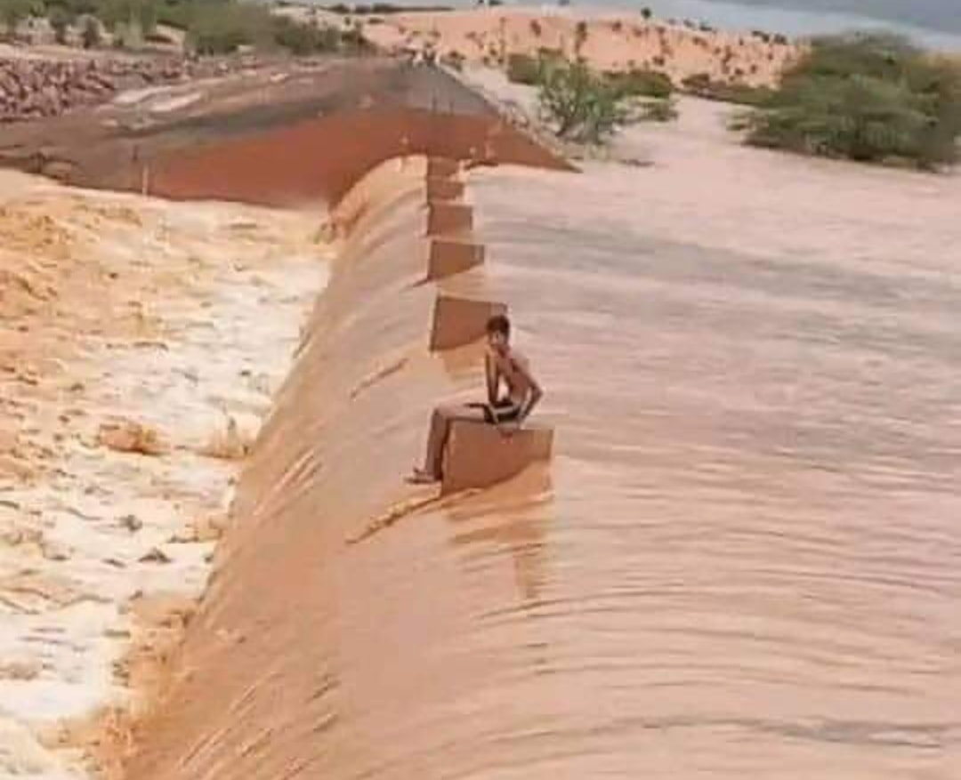 السيول تحاصر طفل