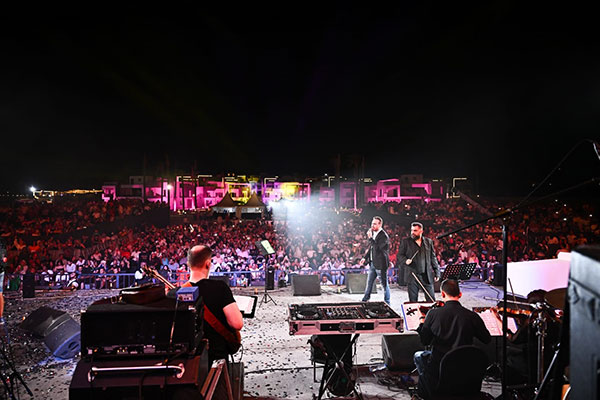 وائل جسار يشعل ختام مهرجان رأس الحكمة ويبكي مع أغنية