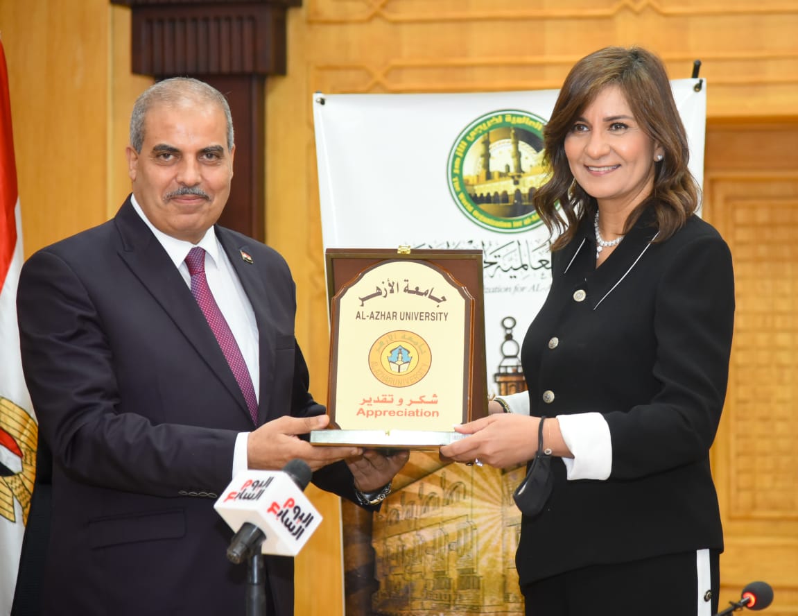 تكريم نبيلة مكرم