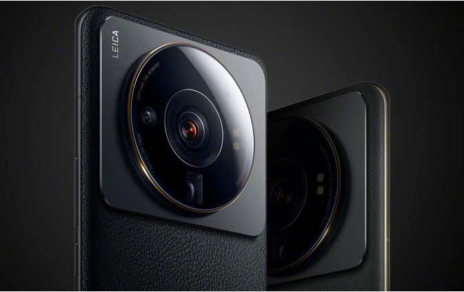 صورة مقربة لوحدة الكاميرا الخلفية في Xiaomi 12S Ultra  المصممة بالاشتراك مع Leica