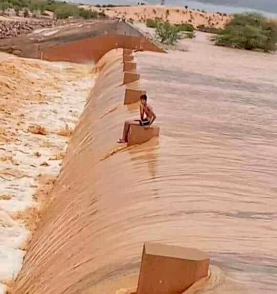 السيول تحاصر طفل