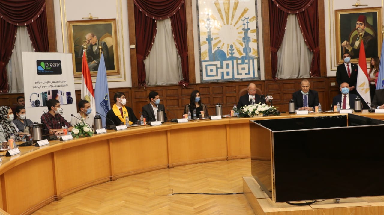 خلال تسليم المحافظ الدرع 