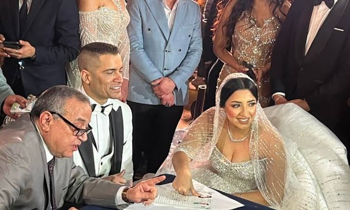 حسن شاكوش وزوجته