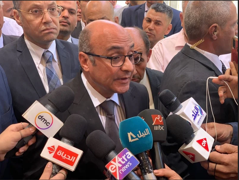 وزير العدل أثناء تطبيق قانون الشهر العقاري الجديد