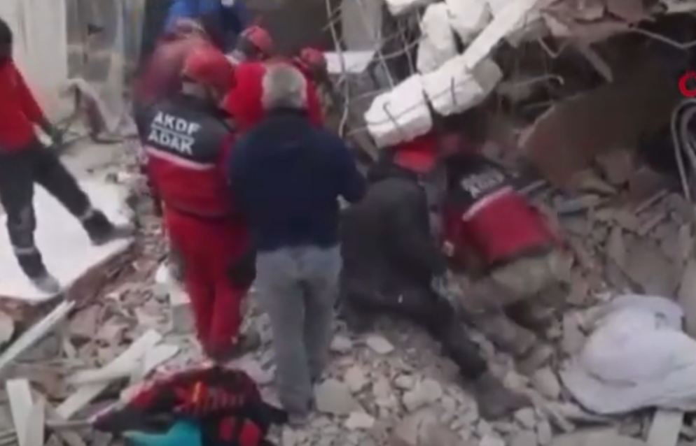 سقوط أنقاض على بعض فرق الإنقاذ خلال عمليات البحث في أثار زلزال تركيا وسوريا