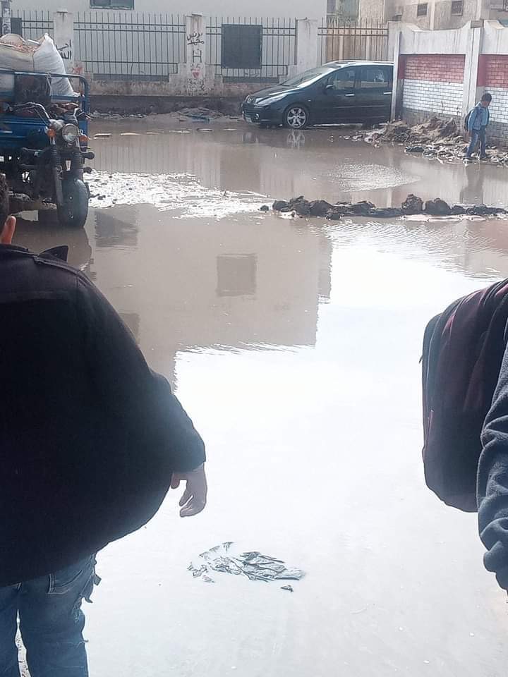 عربات الكارو تنقل الطلاب بسبب كسر ماسورة مياة بدمياط 