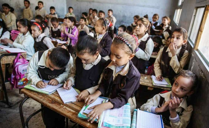 طلاب المدارس في الفصول