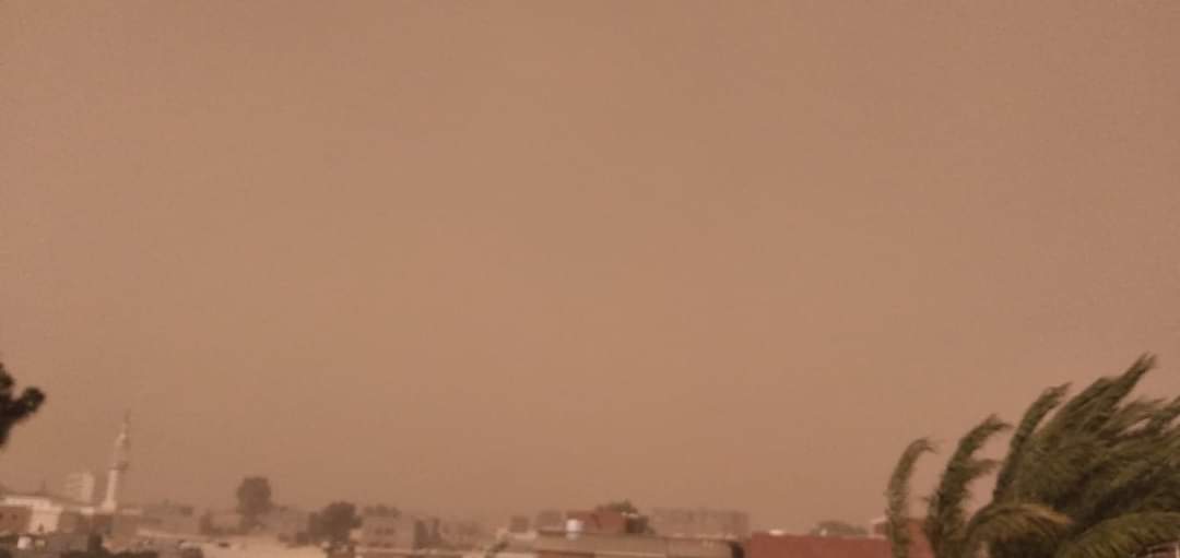عاصفة ترابية تغطى سماء محافظة مطروح