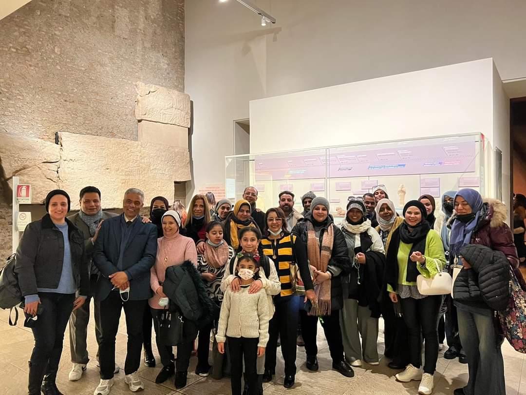 المصريون في إيطاليا يختتمون 2021 بزيارة إلى المتحف المصري بتورينو.. صور