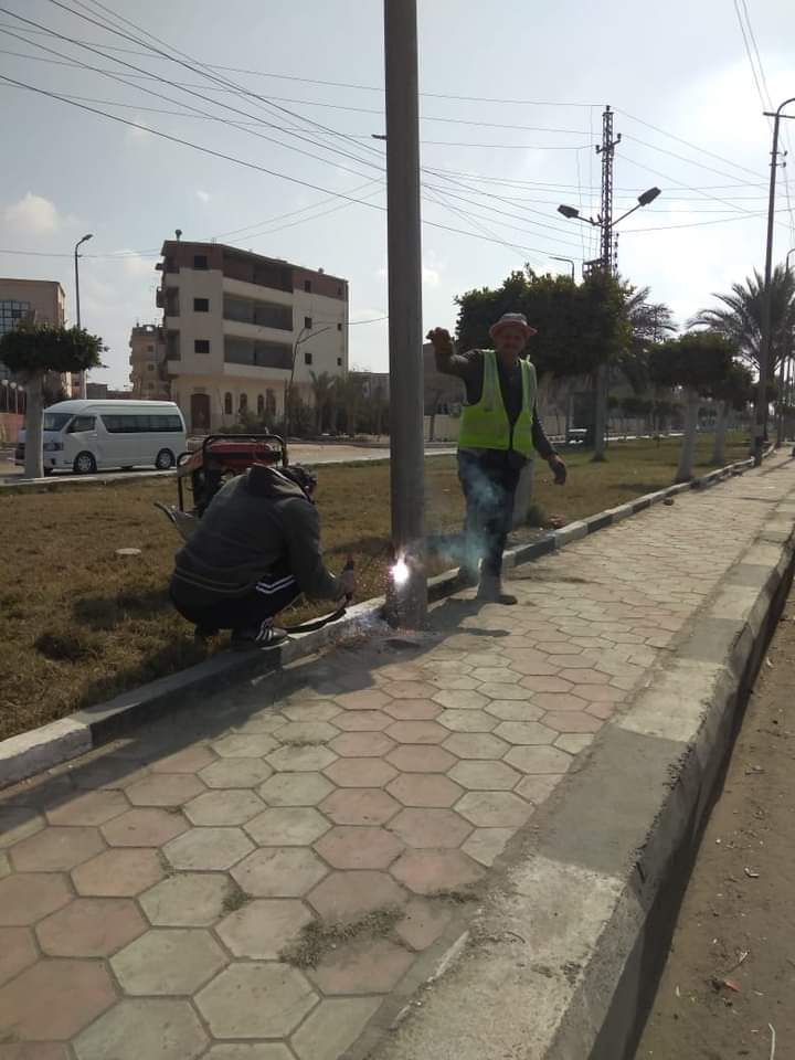 لحام أبواب أعمدة الإنارة بطريق بلبيس الصحراوي
