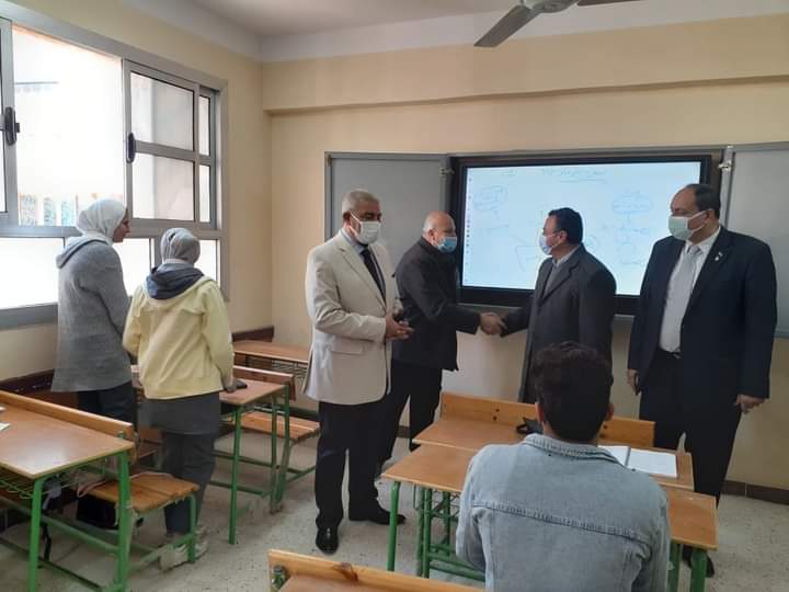 رئيس مدينة بلبيس يطمئن على انتظام العملية التعليمية