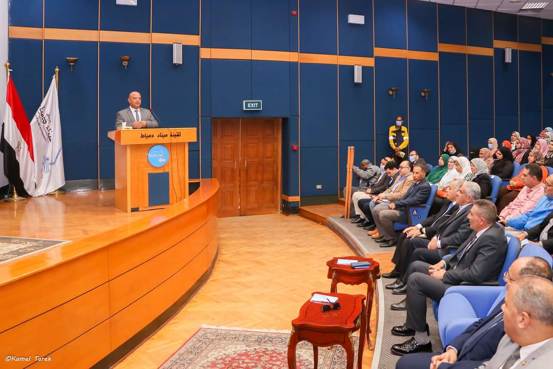رئيس هيئة ميناء دمياط يعقد لقاءه الدوري ويكرم عاملين متميزين