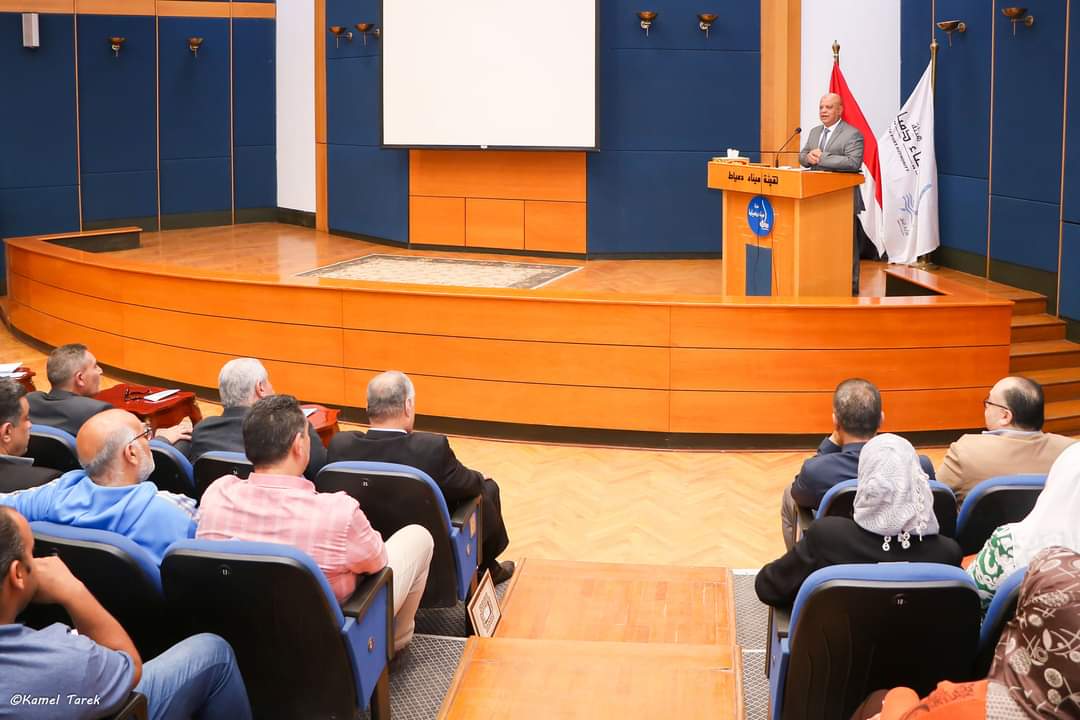 رئيس هيئة ميناء دمياط يعقد لقاءه الدوري ويكرم عاملين متميزين