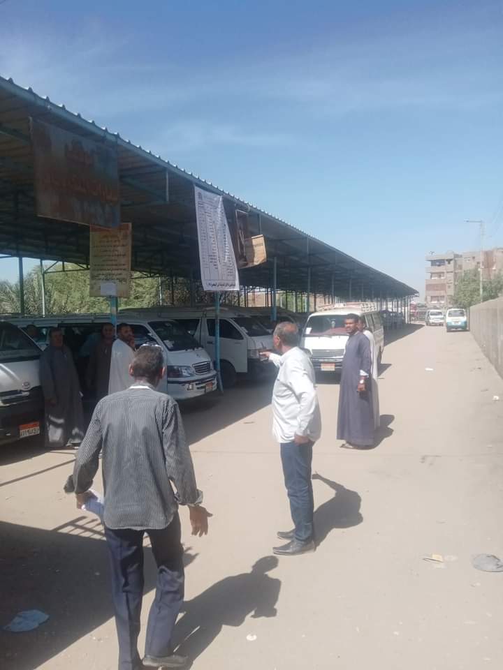 رئيس مدينة قوص يتفقد مجمع مواقف للتاكد من التزام السائقين بتطبيق تعريفة الركوب الجديدة