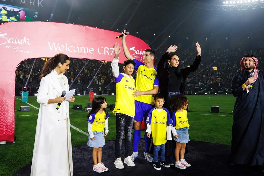 كريستيانو رونالدو وعائلته فى حفل تقديمه الاسطوري بملعب مارسول بارك 