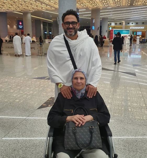 احتفال الفنان أكرم حسني مع والدته بعيد الأم 