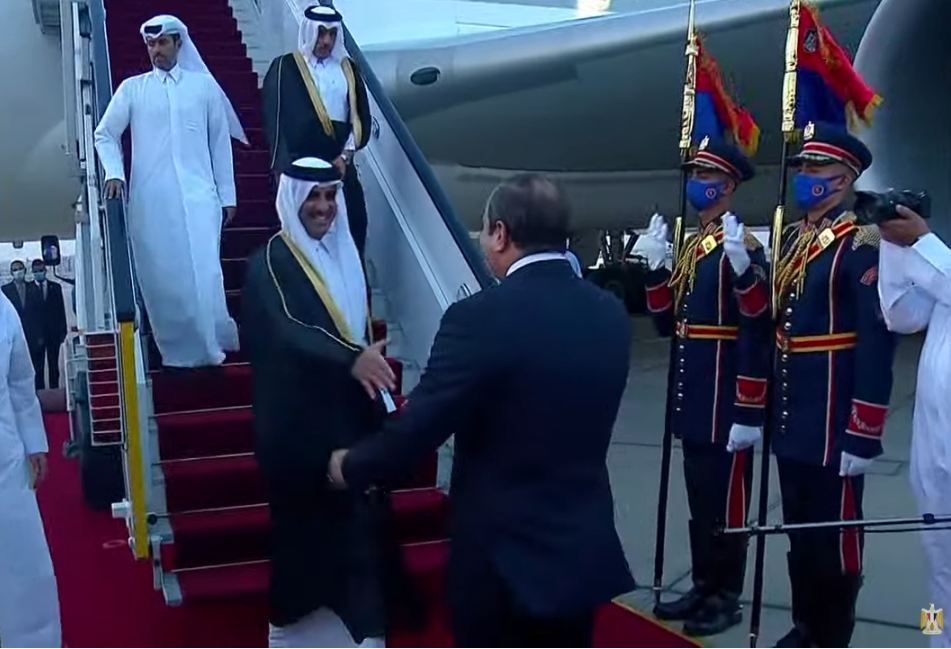الرئيس السيسي يستقبل أمير قطر بمطار القاهرة