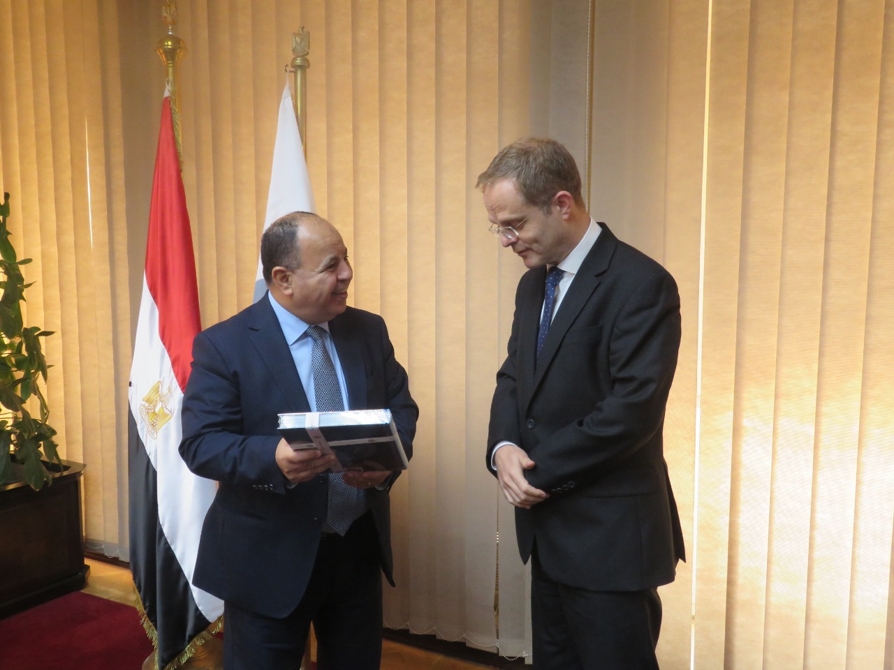 وزير المالية خلال لقائه مع السفير البريطاني بالقاهرة 