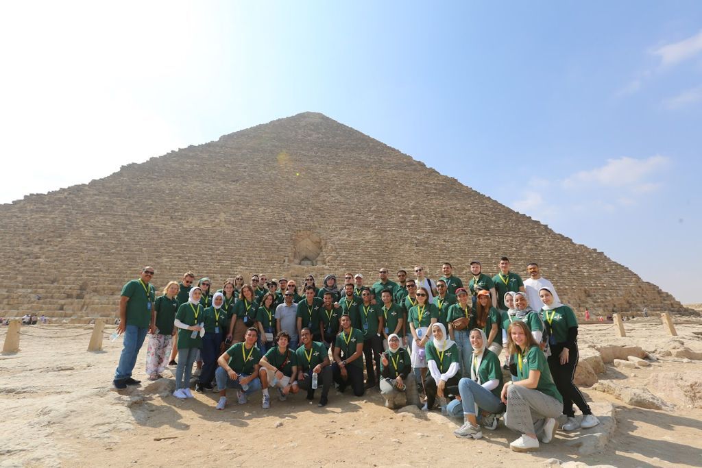 شباب المنتدي المصري الروسي في زيارة الاهرامات