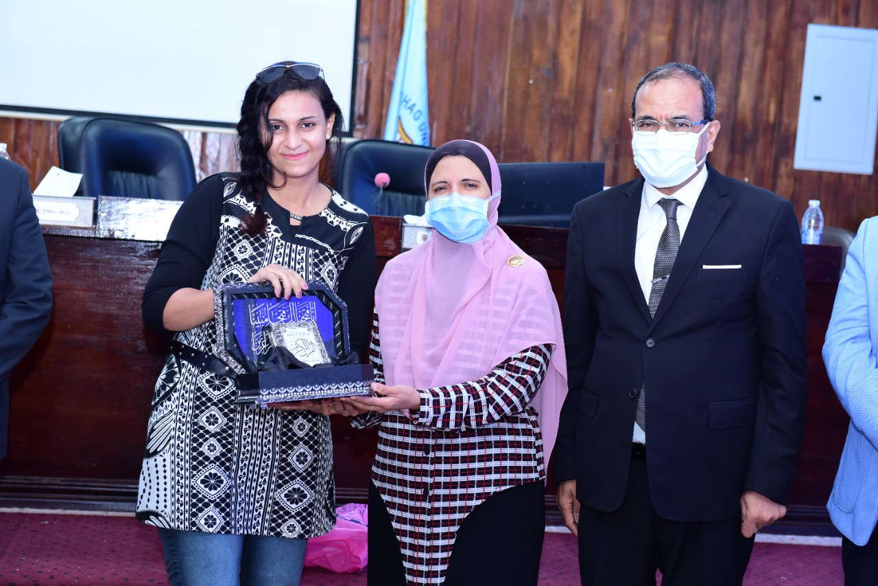 وحدة الصيدلة الإكلينيكية بمستشفى سوهاج الجامعي تنظم يومها العلمي الأول