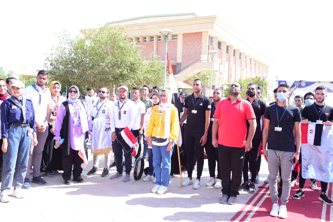 جامعة سوهاج تبدأ عامها الدراسي بالسلام الوطني وتحية العلم