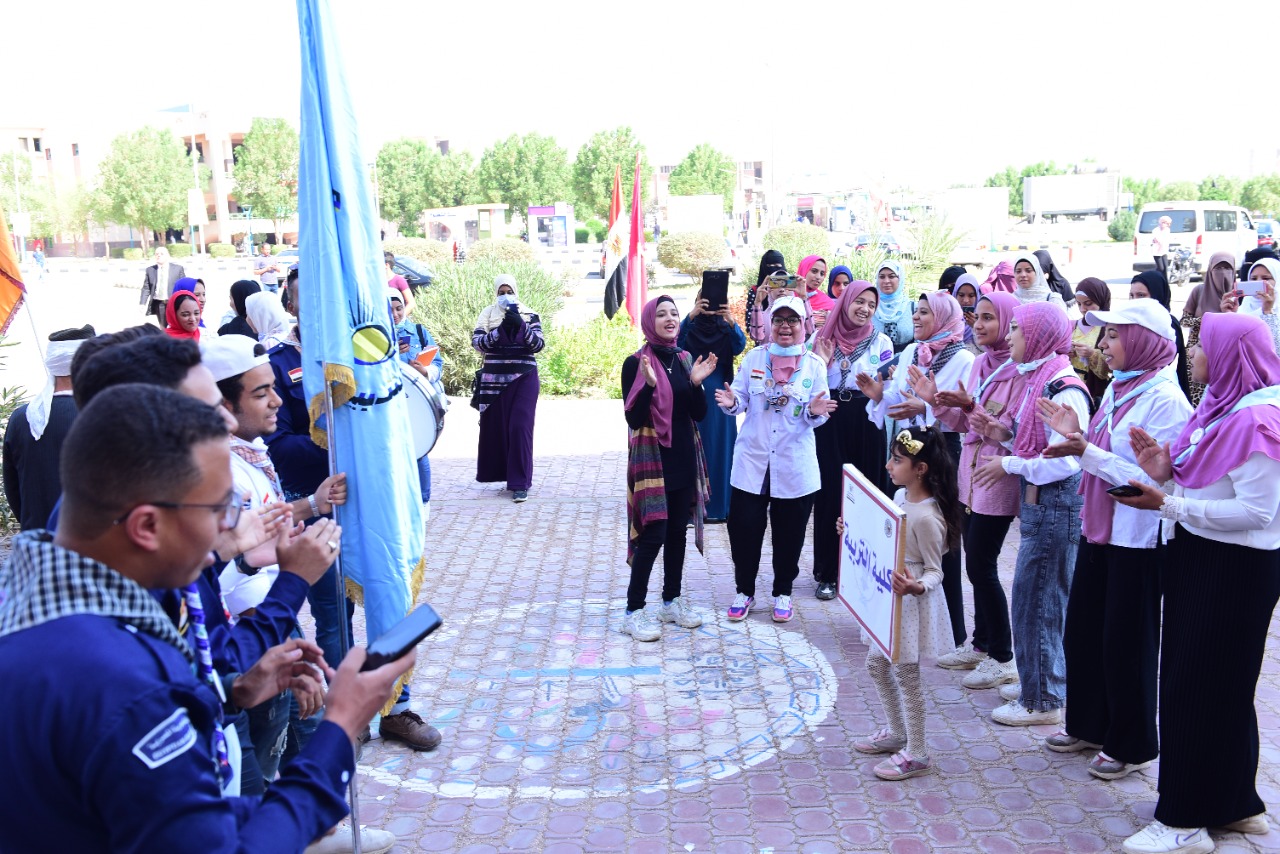 جامعة سوهاج تبدأ عامها الدراسي بالسلام الوطني وتحية العلم