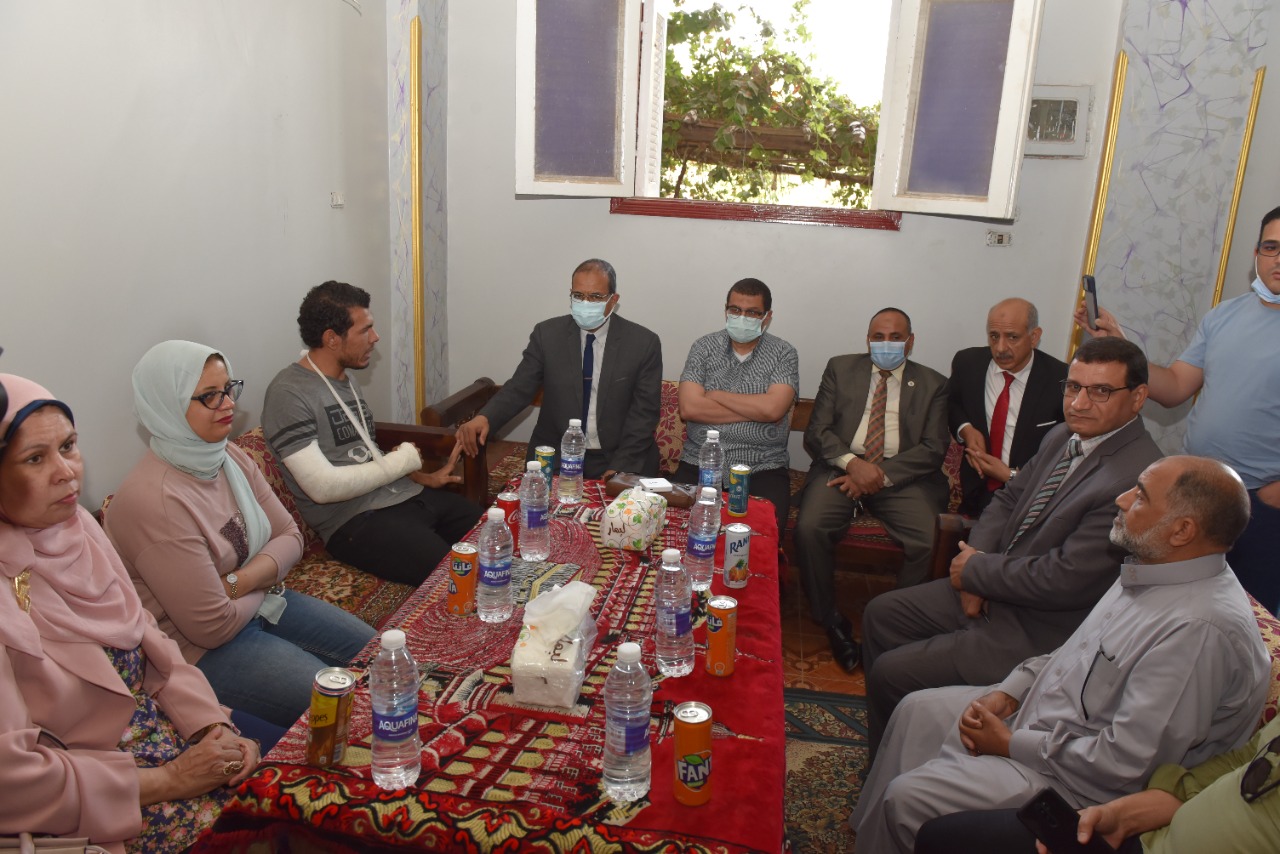 رئيس جامعة سوهاج يطمئن علي طبيب اعتدي عليه مرافقوا مريضة اثناء تأدية عمله"