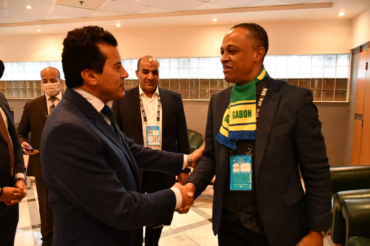 وزير الرياضة يساند منتخب مصر في برج العرب