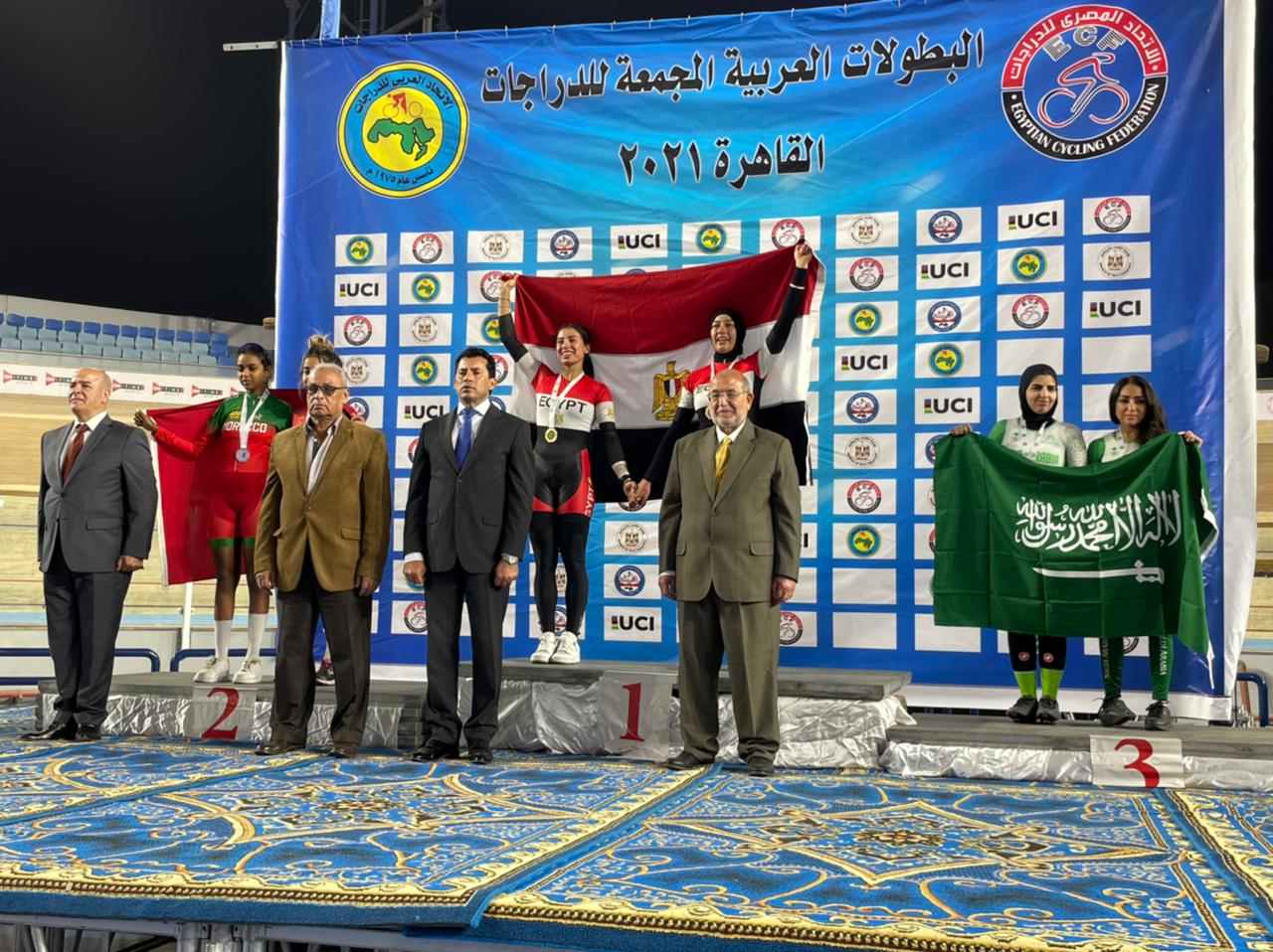 تتويج الفائزين بميداليات البطولة العربية لدراجات المضمار 