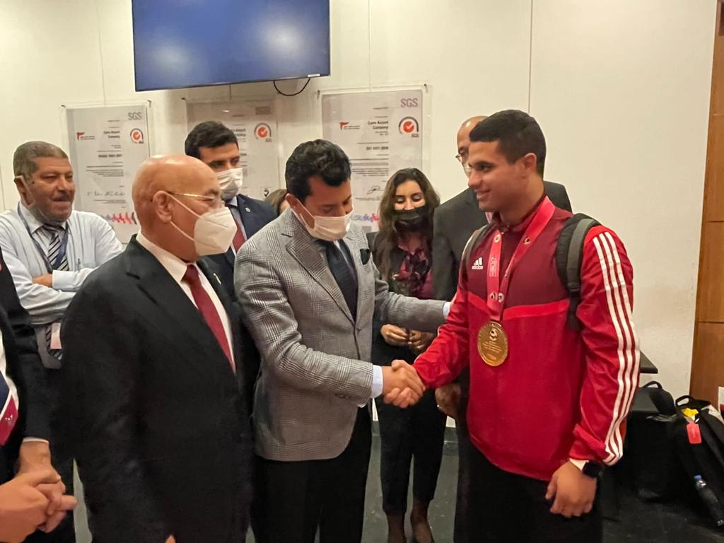 وزير الرياضة خلال استقبال منتخب الكاراتيه بمطار القاهرة 