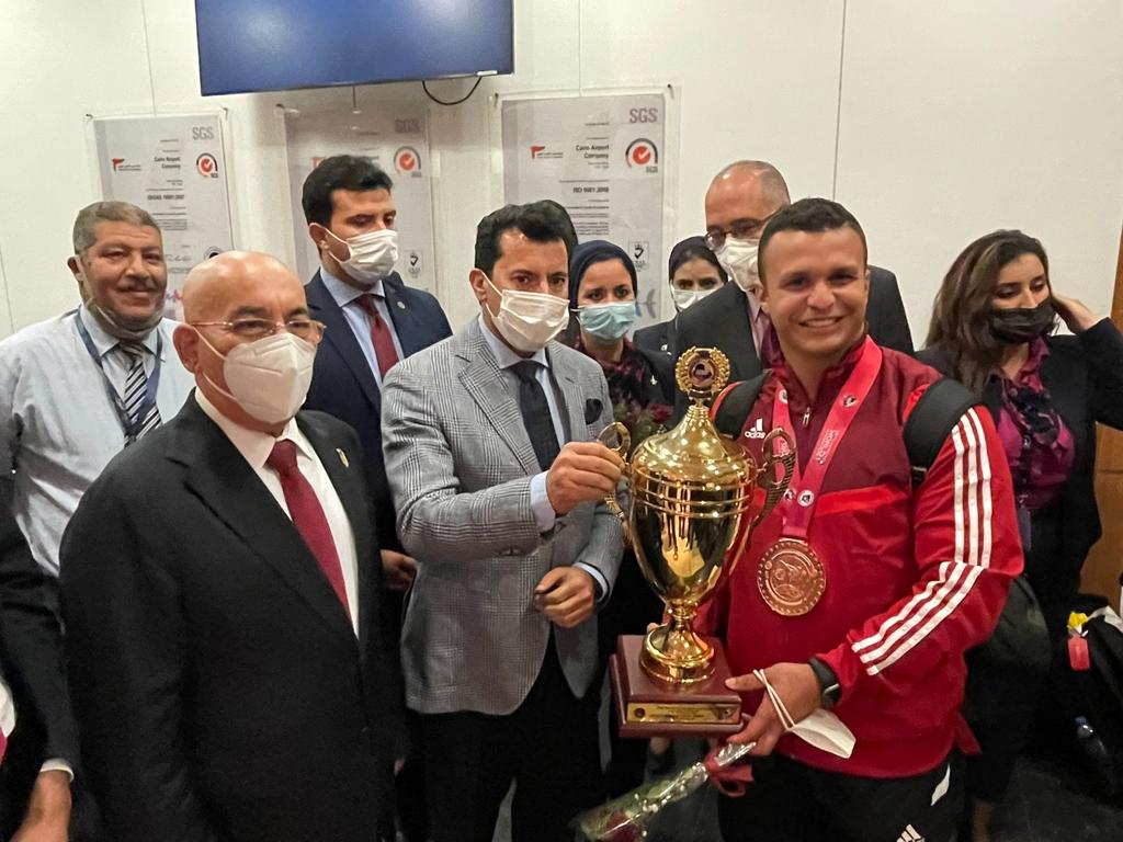 وزير الرياضة خلال استقبال منتخب الكاراتيه بمطار القاهرة 