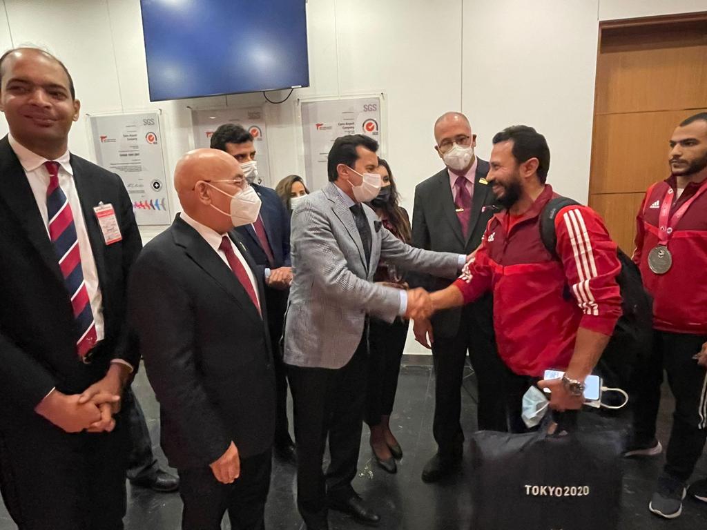 وزير الرياضة خلال استقبال منتخب الكاراتيه بمطار القاهرة 