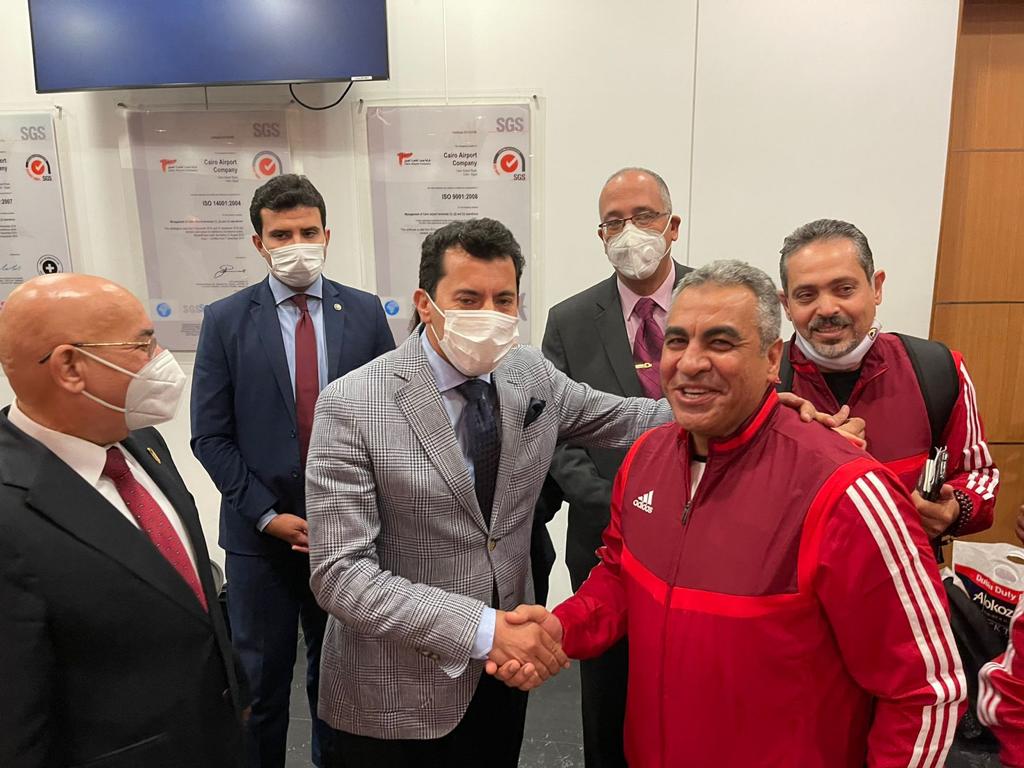 وزير الرياضة خلال استقبال منتخب الكاراتيه بمطار القاهرة 